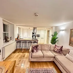  Apartment Opulent Oasis In